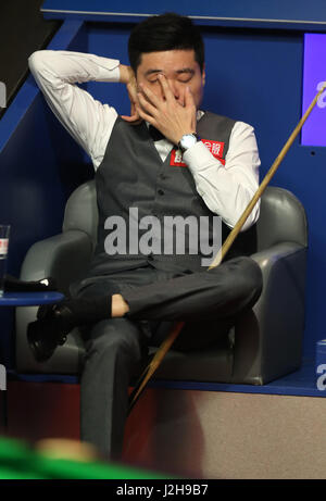 Ding Junhui in seinem Halbfinalspiel mit Mark Selby am Tag vierzehn der Betfred Snooker-WM am Crucible Theatre in Sheffield. Stockfoto