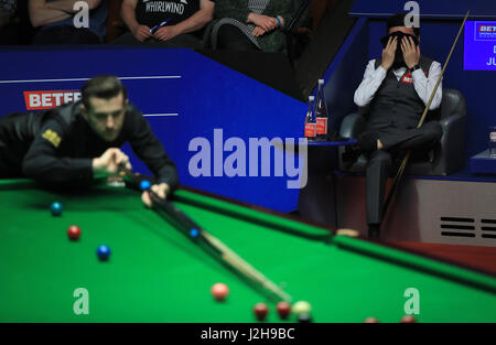 Ding Junhui in seinem Halbfinalspiel mit Mark Selby am Tag vierzehn der Betfred Snooker-WM am Crucible Theatre in Sheffield. Stockfoto