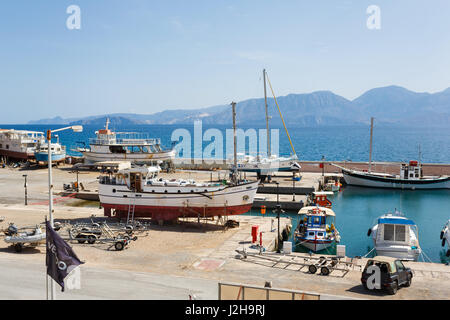 Agios Nikolaos, Griechenland - 10. Oktober 2016: Angelboot/Fischerboot an der Anlegestelle am Ufer repariert wird Stockfoto