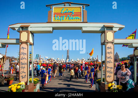 Das Tor für eine improvisierte "vietnamesischen Dorf" an der Orange County Fairgrounds in Costa Mesa, Kalifornien, führt zu einer Feier der Lunar New Year oder Tet. Beachten Sie die vietnamesische Sprache schreiben. Stockfoto