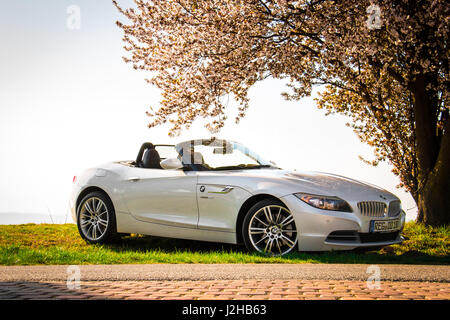 BMW E89 Z4 Roadster Cabrio 35i Wallpaper Hintergrund Full HD 4K UHD weiß M Sportpaket Stockfoto
