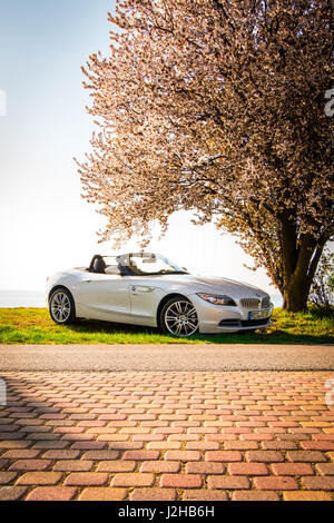 BMW E89 Z4 Roadster Cabrio 35i Wallpaper Hintergrund Full HD 4K UHD weiß M Sportpaket Stockfoto