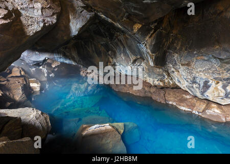 Grjótagjá, kleine Lava-Höhle in der Nähe von See Mývatn mit Thermalquelle in Island Stockfoto