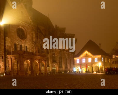 Freiburg, Deutschland - 3. Dezember 2014: Nebel auf dem Weihnachtsmarkt. Am Abend in der Innenstadt gibt es der traditionelle Markt mit Weihnachts-Dekor Stockfoto