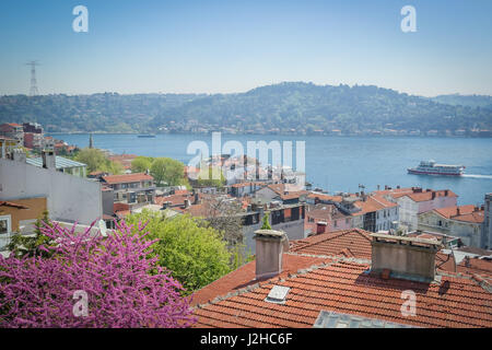 Blick auf Istanbul Dächer und Bosporus. Arbavutkoy Bebek Bereich Istanbul auf der europäischen Seite der Stadt, Blick auf die asiatische Seite im Frühjahr. Stockfoto