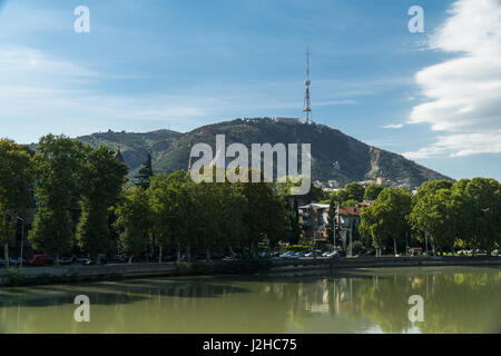 Blick auf Berg Mtazminda durch den Fluss Kura in Tiflis, Georgien. September. Stockfoto