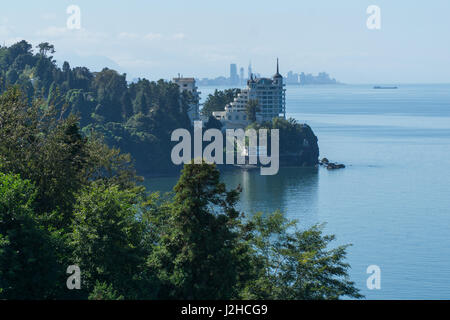 Der Meerblick aus dem Botanischen Garten in Batumi, Georgien. September. Stockfoto