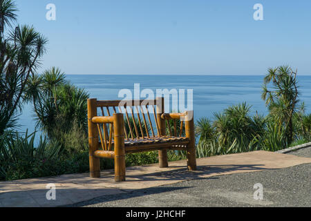 Bambus Bank mit Blick aufs Meer aus dem Botanischen Garten in Batumi, Georgien. September. Stockfoto