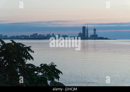 Batumi bei Sonnenuntergang. Blick vom Strand zum Stadtbild mit moderner Stadtarchitektur Wolkenkratzer. Adscharien, Georgia. Stockfoto