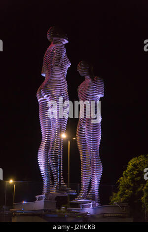 BATUMI, Georgien - 7. Oktober 2016: Bewegliche Metall-Skulptur Ali und Nino von Tamara Kvesitadze und Riesenrad. Der alte Name - Mann und Frau. Stockfoto