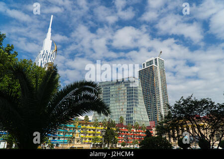 BATUMI, Georgien - 7. Oktober 2016: Bauten moderner Architektur im Zentrum Stadt. September Stockfoto