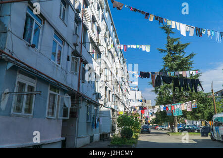 Wäscheständer auf traditionelle Weise auf der Straße von Batumi, Georgien. September Stockfoto