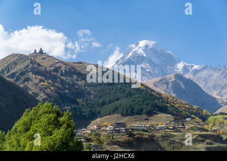 Kasbek, Ansicht von der Stepantsminda Stadt in Georgia. Es gehört zu den großen Bergen des Kaukasus. September Stockfoto