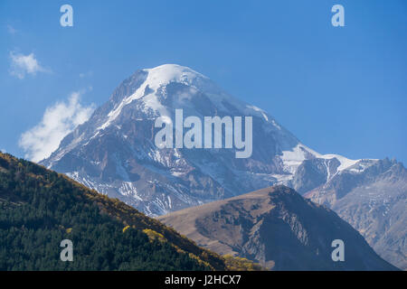 Kasbek, Ansicht von der Stepantsminda Stadt in Georgia. Es gehört zu den großen Bergen des Kaukasus. September Stockfoto