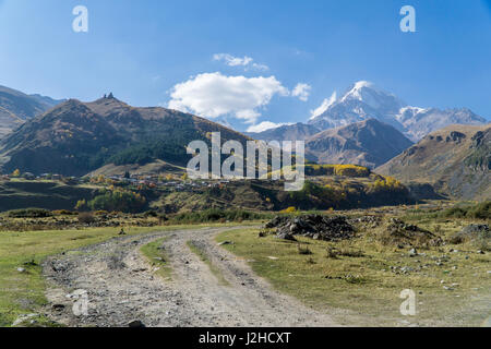 Kasbek, Ansicht von der Stepantsminda Stadt in Georgia. Es gehört zu den großen Bergen des Kaukasus. September Stockfoto