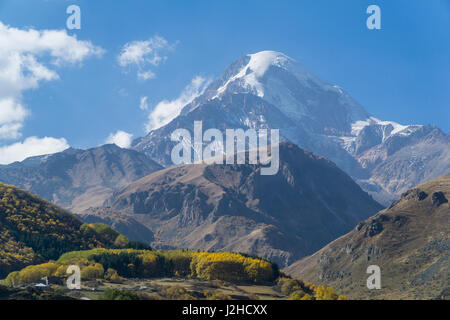 Kasbek, Ansicht von der Stepantsminda Stadt in Georgia. Es gehört zu den großen Bergen des Kaukasus. September Stockfoto