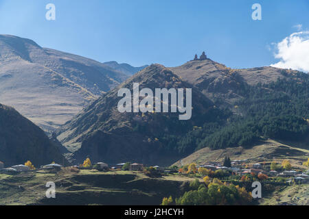 Blick auf Dorf Stepantsminda und zurGergeti Trinity Church bei sonnigem Wetter im september Stockfoto