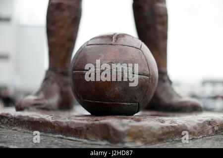 Ein detaillierter Überblick über die Statue von Fred Keenor außerhalb der Cardiff City Stadium vor der Himmel Bet Meisterschaft match zwischen Cardiff City und Newcastle United. Stockfoto