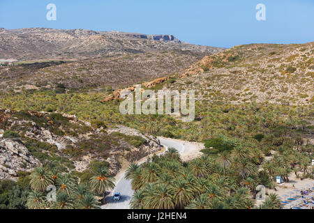 Vai Beach, Griechenland - 13. Oktober 2016: Straße, der berühmte Strand von Vai, Blick vom Höhepunkt im Herbst Stockfoto