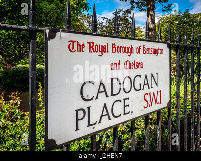 Cadogan Place Straßenschild am Geländer der privaten Bewohner nur Garten, London, UK. Stockfoto