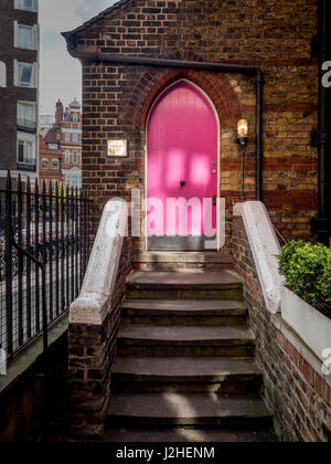 Rosa gewölbte Tür im Gartenhaus unabhängige Schule Kindergarten in Chelsea, London, England Stockfoto