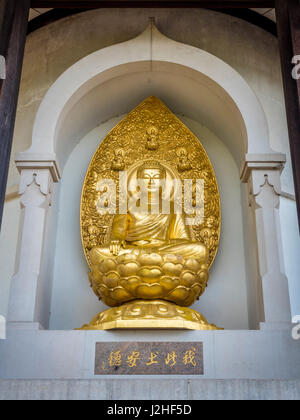 Goldene Buddhastatue auf der Friedenspagode, Battersea Park, London, UK. Stockfoto