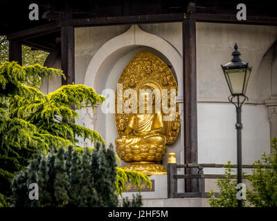 Goldene Buddhastatue auf der Friedenspagode, Battersea Park, London, UK. Stockfoto