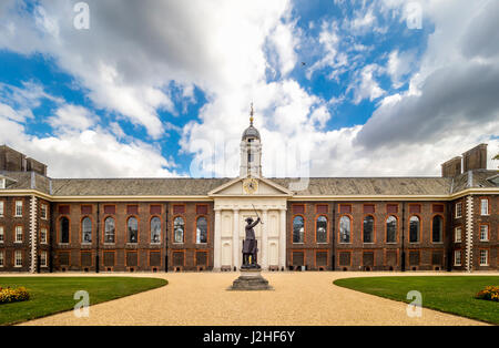 Die "Rentner" Bronzestatue eines Rentners Chelsea vor dem nördlichen Eingang zu Chelsea Royal Hospital, London, UK Stockfoto