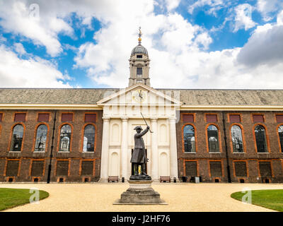 Die "Rentner" Bronzestatue eines Rentners Chelsea vor dem nördlichen Eingang zu Chelsea Royal Hospital, London, UK Stockfoto