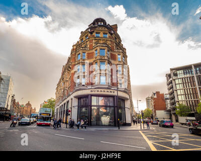 Scotch Corner - die Verbindung zwischen Knightsbridge und Brompton Road, London. Benannt nach dem Scotch-Haus, das früher an der Ecke. Stockfoto