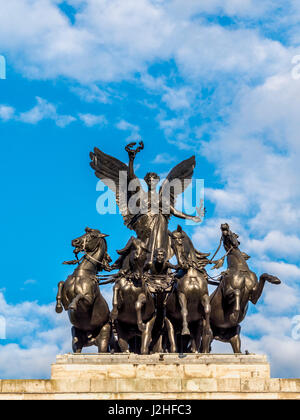 Wellington Arch (Decimus Burton), Hyde Park Corner, London, UK. Quadriga von Adrian Jones Stockfoto