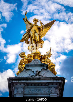 Vergoldete Nike von Samothrake am oberen Rand das Victoria Memorial, London, UK. Stockfoto