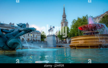 Brunnen am Trafalgar Square mit Equestrian Statue von König George IV. und St. Martin-in-the-Fields Kirche. London, UK. Stockfoto