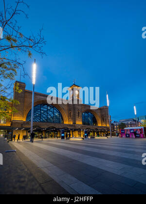 Kings Cross Bahnhof Station Exterieur in der Abenddämmerung, London, UK. Stockfoto