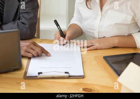 zarte Frauenhand Kugelschreiber schreiben auf Papier Vereinbarung zu halten, füllen Sie Dokumentvorlage, Beantragung von Hypothekendarlehen Stockfoto