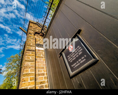 Warnzeichen und Hindernisse entlang der Außenwand des Buckingham Palace, London, UK. Stockfoto