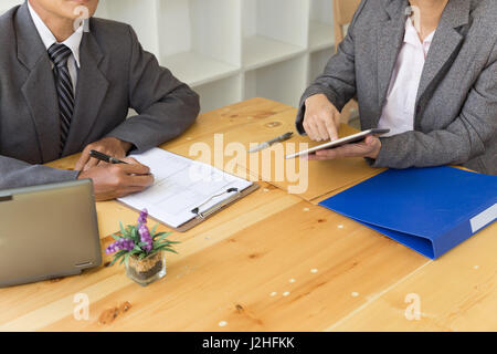 des Antragstellers Hand mit Kugelschreiber schreiben auf leere Anwendung Form Papier. Geschäftsmann füllen Sie leere Dokument aus Anwendung berufliche Stellung, mortga Stockfoto