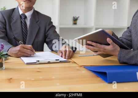 des Antragstellers Hand mit Kugelschreiber schreiben auf leere Anwendung Form Papier. Geschäftsmann füllen Sie leere Dokument aus Anwendung berufliche Stellung, mortga Stockfoto