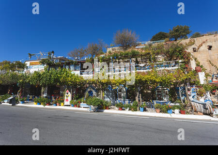 Zenia, Griechenland - 15. Oktober 2016: Olive Tree Straßencafé auf der Serpentinenstraße auf der Lassithi-Hochebene Stockfoto