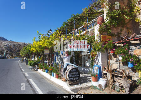 Zenia, Griechenland - 15. Oktober 2016: Olive Tree Straßencafé auf der Serpentinenstraße auf der Lassithi-Hochebene Stockfoto