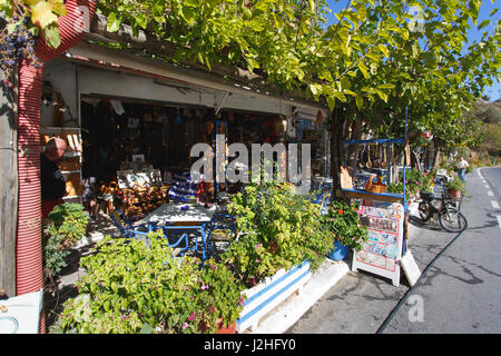 Zenia, Griechenland - 15. Oktober 2016: Olive Tree Straßencafé auf der Serpentinenstraße auf der Lassithi-Hochebene Stockfoto