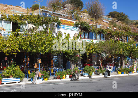 Zenia, Griechenland - 15. Oktober 2016: Olive Tree Straßencafé auf der Serpentinenstraße auf der Lassithi-Hochebene Stockfoto