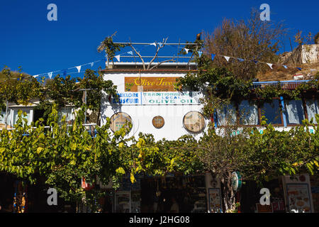 Zenia, Griechenland - 15. Oktober 2016: Olive Tree Straßencafé auf der Serpentinenstraße auf der Lassithi-Hochebene Stockfoto