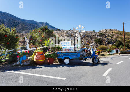 Zenia, Griechenland - 15. Oktober 2016: Olive Tree Straßencafé auf der Serpentinenstraße auf der Lassithi-Hochebene Stockfoto