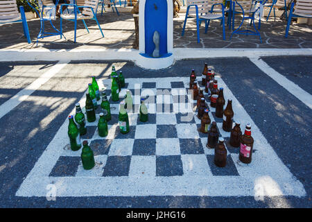 Zenia, Griechenland - 15. Oktober 2016: Schachbrett auf dem Bürgersteig in der Olive Tree Straßencafé auf der Serpentinenstraße auf der Lassithi-Hochebene Stockfoto