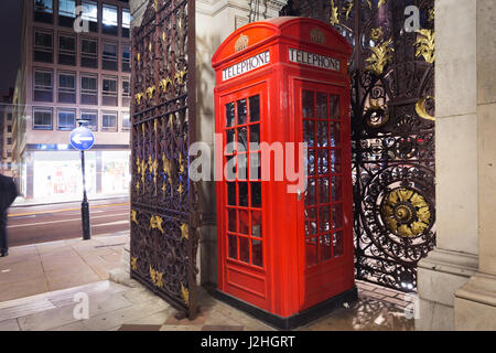 United Kingdom, England, London - 17 Juni 2016: Beliebte touristische rote Telefonzelle in der Nacht Leuchten Beleuchtung Stockfoto