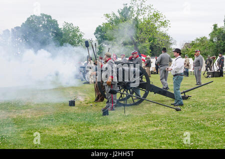 Konföderierten Sie Artillerie Einheit Kanone Aktion während der Donner auf Roanoke Civil War Reenactment in Plymouth, North Carolina, USA. Stockfoto