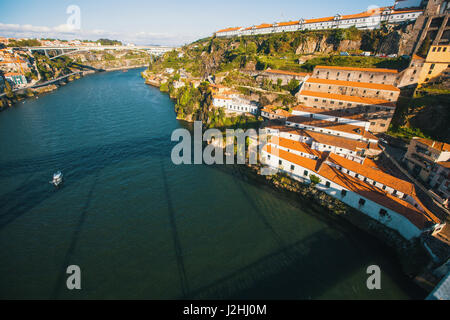 Top-Aussicht auf den Fluss Douro und Küste Villa Gaia de Nova aus dem Dom Luis ich iron Bridge, Porto, Portugal. Stockfoto