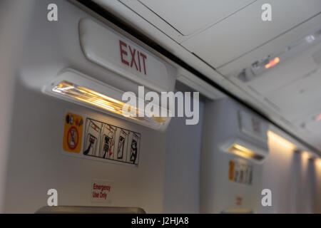 Notausgang und Licht in der Flugzeugkabine Stockfoto