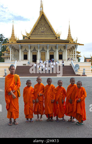 Novizen vor dem Thronsaal des königlichen Palastes, Phnom Penh, Kambodscha Stockfoto